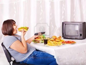 mujer comiendo mirando la tele