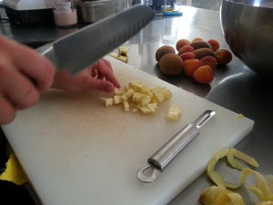 cortando manzana pequeña