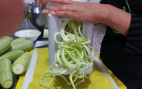 Dando forma a los Espaguetis de Calabacín