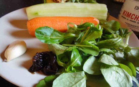 Sopa crudivegana de verano con zanahoria pepino ajo alga wakame hojas verdes de lechugas tiernas zanahoria adelgazar disfrutando (3)